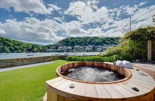 6 bedroom 6 Bed Cottage In Kingswear beach and hot tub in Devon