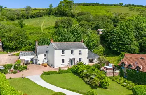 8 bedroom Coulscott House beach and hot tub in Devon