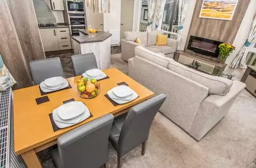 3 bedroom Dolphin Lodge beach and hot tub in Devon