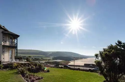 4 bedroom Memory House beach and hot tub in Devon