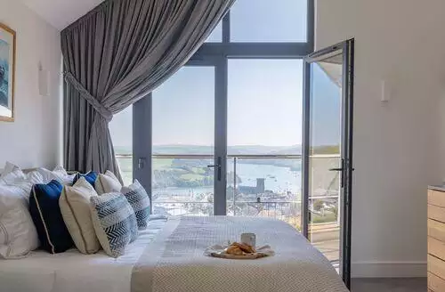 5 bedroom Seafern House beach and hot tub in Devon