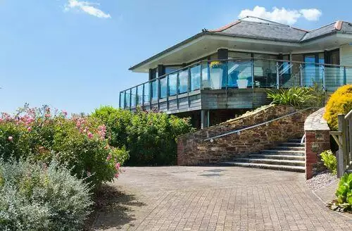 4 bedroom Vantage Point beach and hot tub in Devon