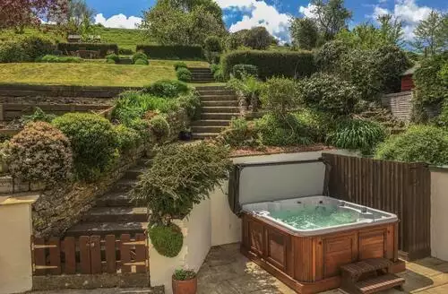 4 bedroom 4 Bed Cottage In Bridport beach and hot tub in Dorset