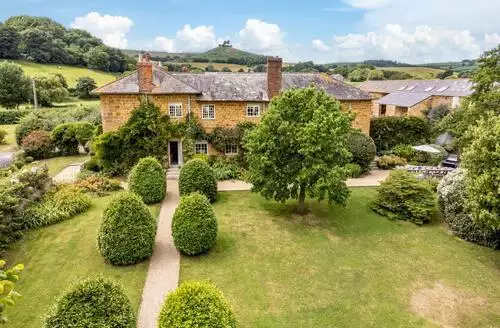 8 bedroom 8 Bed Cottage In Bridport beach and hot tub in Dorset