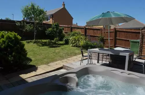 2 bedroom Cliffwalk Cottage beach and hot tub in Dorset