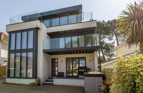 4 bedroom Panorama 39 beach and hot tub in Dorset