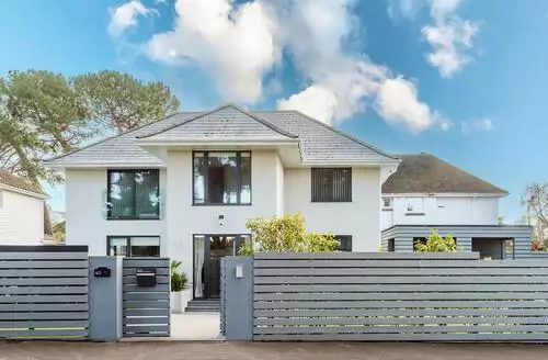 4 bedroom Turtle Cove beach and hot tub in Dorset