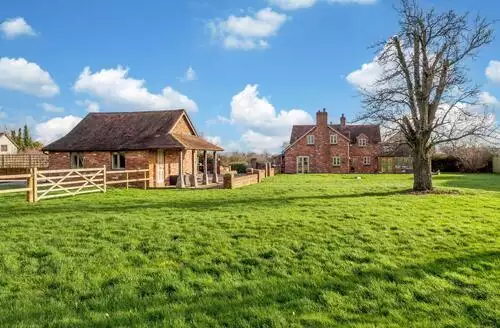 4 bedroom 4 Bed Cottage In Newnham in Forest Of Dean