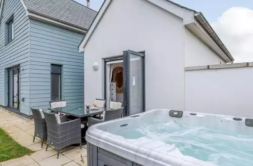 3 bedroom 3 Bed Cottage In Bideford beach and hot tub in North Devon