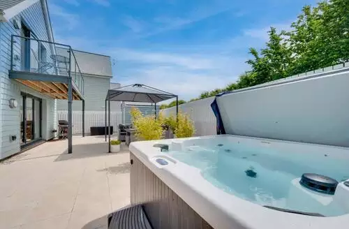 3 bedroom 3 Bed Cottage In Westward Ho! beach and hot tub in North Devon