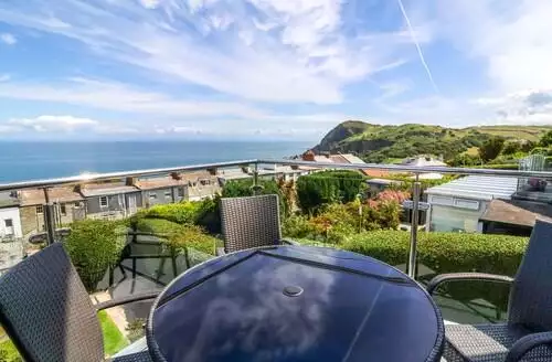 4 bedroom Combe View beach and hot tub in North Devon