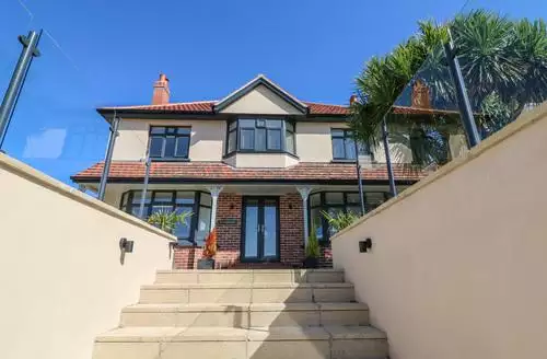 4 bedroom Greenbank beach and hot tub in North Devon