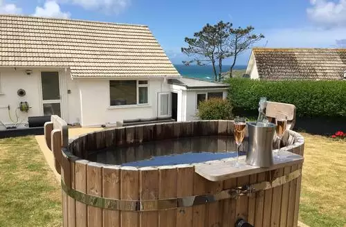 2 bedroom Chi An Mor beach and hot tub in Padstow