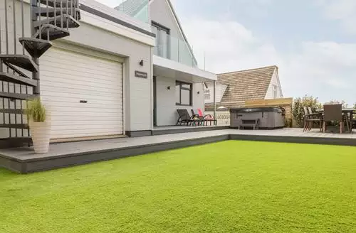 4 bedroom Pepperpots beach and hot tub in Padstow