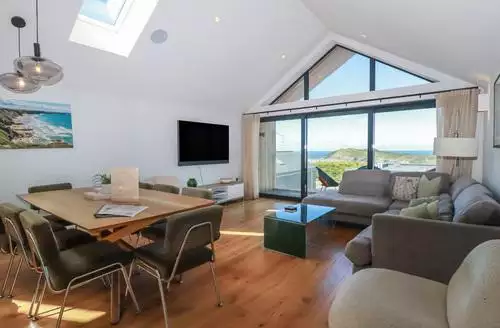 4 bedroom Porth Cove beach and hot tub in Padstow