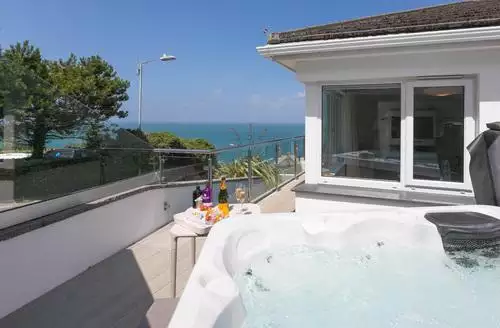 3 bedroom Portside beach and hot tub in Porthleven