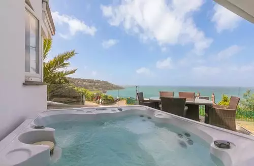 3 bedroom Starboard beach and hot tub in Porthleven