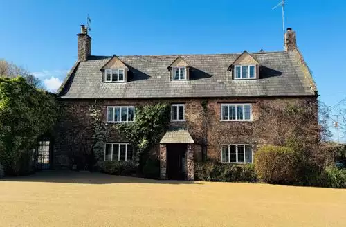 12 bedroom Dragon House beach and hot tub in Somerset
