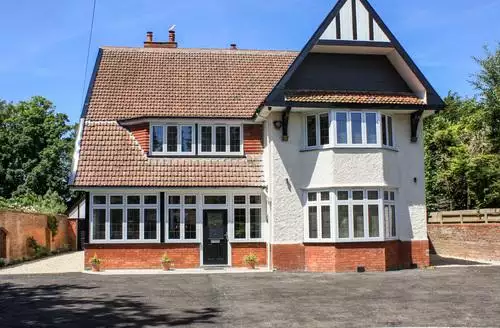 8 bedroom Greenlawns in Somerset