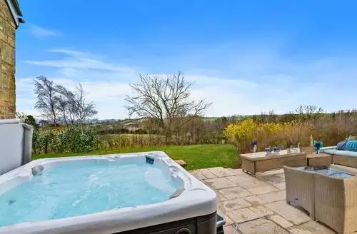 5 bedroom Knoll View Ranch in Somerset