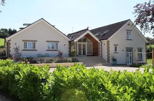 8 bedroom Leafield House @ Nables Farm in Wiltshire