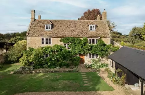 8 bedroom Reybridge House in Wiltshire