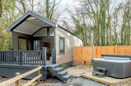 2 bedroom Woodpecker Lodge Ukc5156 in Wiltshire
