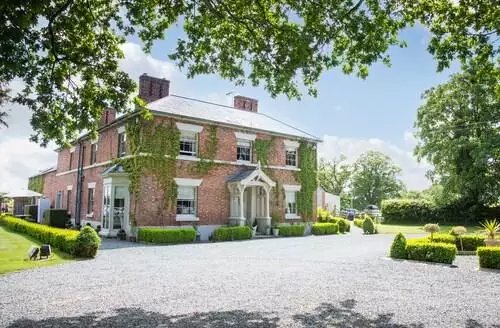 8 bedroom Willington Lodge in Shropshire