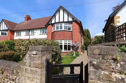 2 bedroom 16 High Street beach and hot tub in Scarborough
