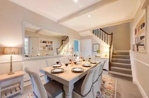 4 Bed Cottage In Scarborough