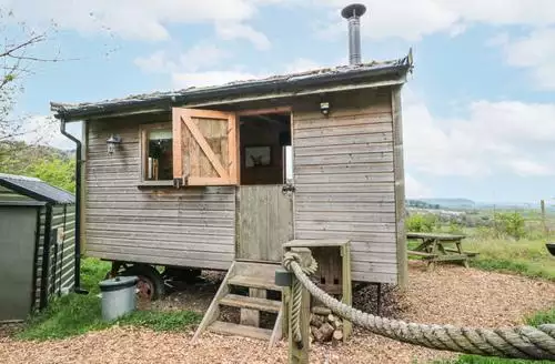 1 bedroom Shepherd's Hut beach and hot tub in Scarborough