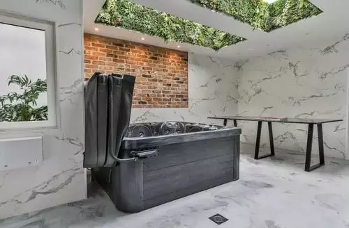 8 bedroom 23 Trafalgar Square in Scarborough