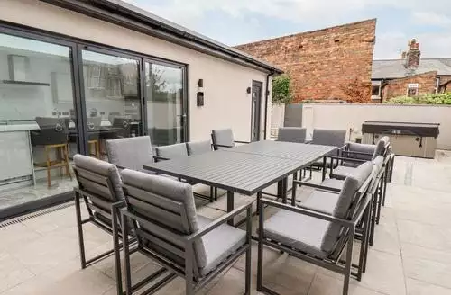 7 bedroom Church View in Scarborough