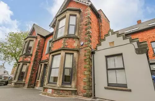 10 bedroom Railway House in Scarborough