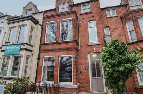 8 bedroom Sail Lodge in Scarborough