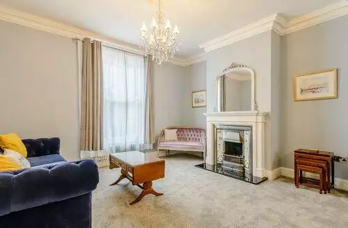 5 bedroom Victoria Square in Whitby