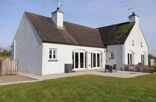 2 bedroom Innishore Cottage in Enniskillen
