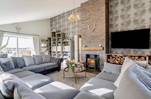 6 bedroom 6 Bed Cottage In Broxburn in Edinburgh
