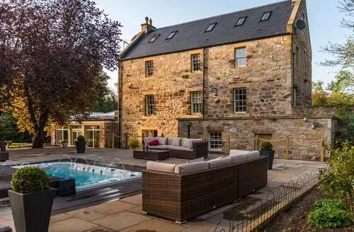 6 bedroom Logan Manor in Edinburgh
