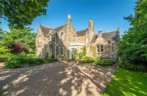 5 bedroom Manse Manor in Edinburgh