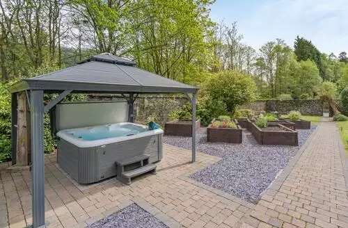 5 bedroom 5 Bed Cottage In Tarbet in Loch Lomond