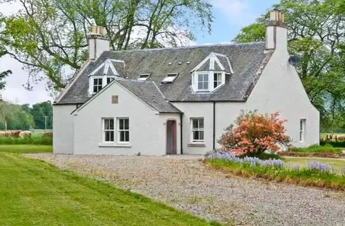 5 bedroom Easter Urray Farmhouse in Loch Ness