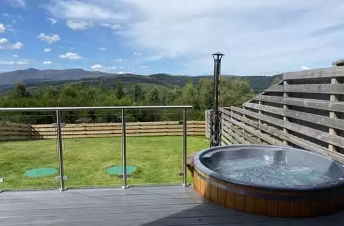 2 bedroom Heather Cottage in Loch Ness