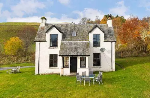 4 bedroom Milton Of Tullypowrie Cottage in Perthshire