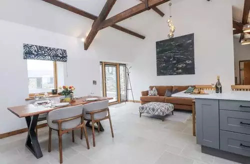 2 bedroom 2 Trem Y Mor beach and hot tub in Anglesey