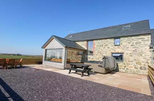 2 bedroom 3 Trem Y Mor beach and hot tub in Anglesey