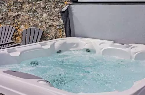 4 bedroom 4 Bed Cottage In Amlwch beach and hot tub in Anglesey