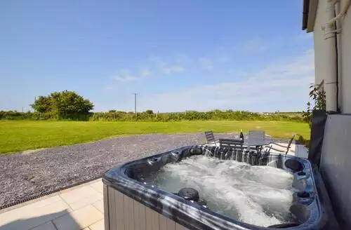 4 bedroom 4 Bed Cottage In Cemaes Bay beach and hot tub in Anglesey