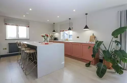3 bedroom Bell House beach and hot tub in Anglesey