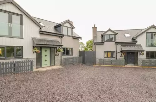3 bedroom Big Azzles beach and hot tub in Anglesey
